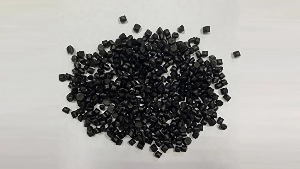 Гранулы полипропилена черного цвета